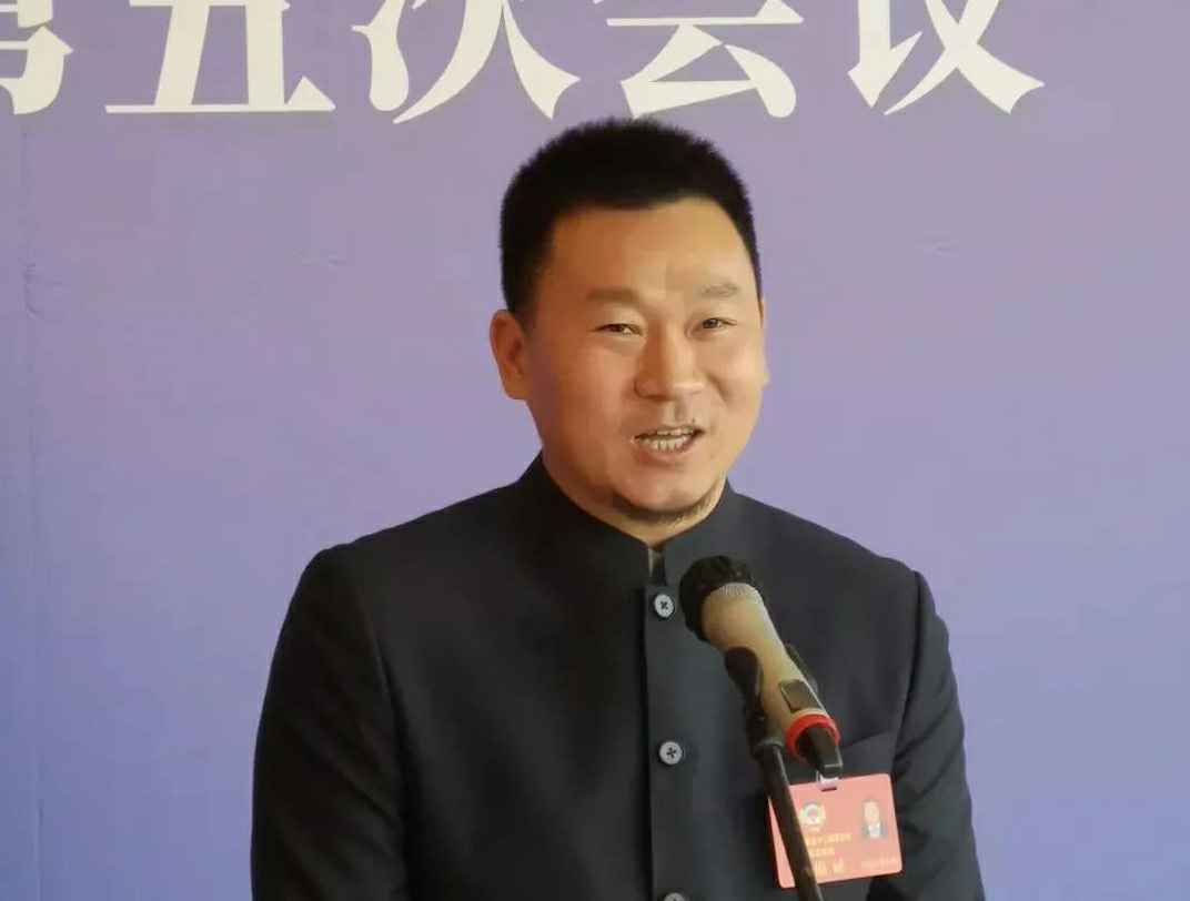 为进一步展示市政协团结、民主、开放、自信的形象，向市民和网友展示政协委员的履职风采，中山市政协十二届五次会议在2月4日上午开幕前开设“委员通道”，市政协委员、宁波伟泽新能源汽车有限公司公司总经理陈朝阳走进“委员通道”，回应社会关切的问题。他就如何做好城市应急管理规划的问题进行发言，并回答记者提问。.jpg